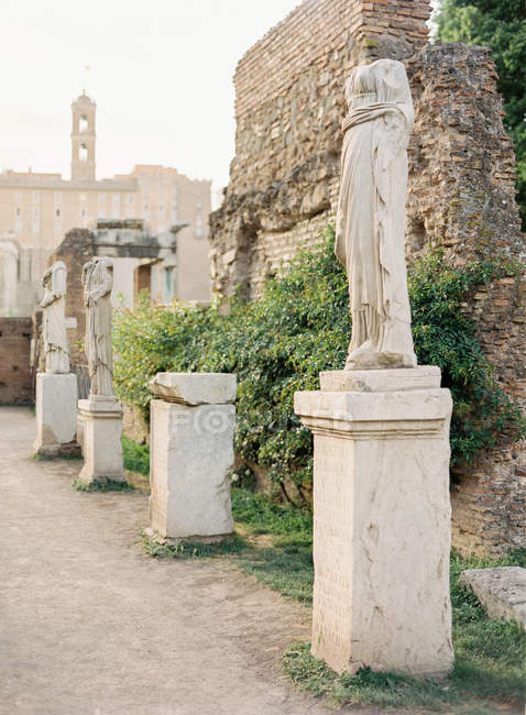 Estátuas de mármore antigo — Fotografia de Stock