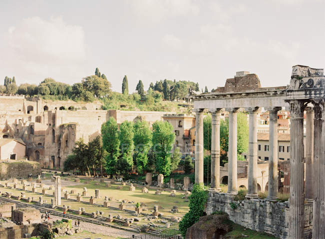 Троянский форум в Риме днем — стоковое фото