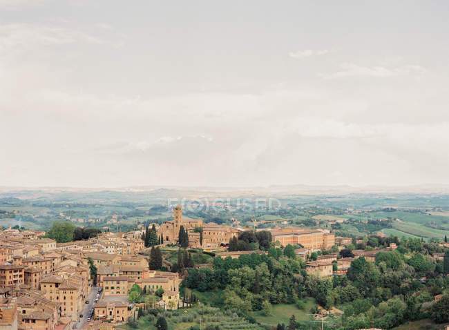 Siena con colinas verdes en el fondo - foto de stock