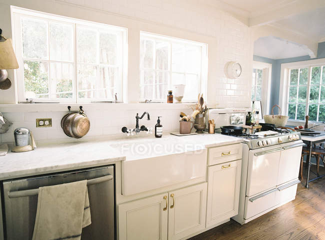 Interior de la cocina doméstica - foto de stock