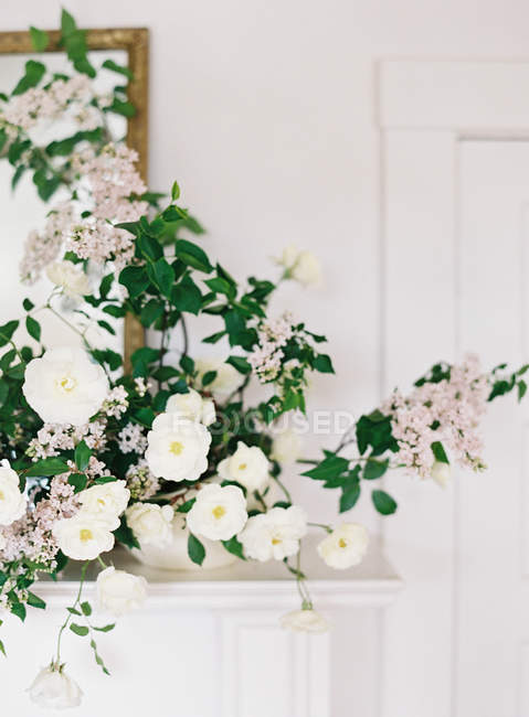 Розы и лиловые цветы в вазе — стоковое фото