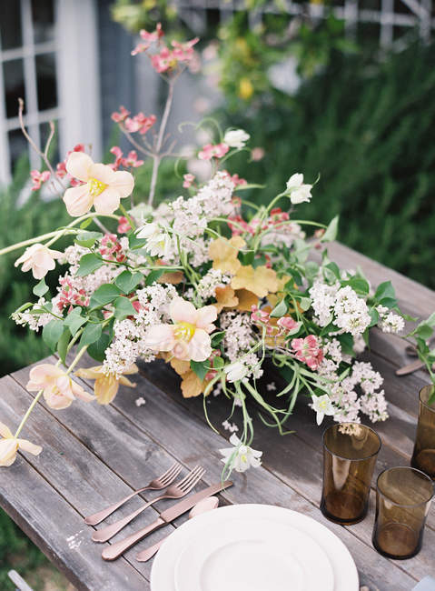 Flores en jarrón en la mesa al aire libre - foto de stock