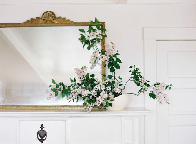Flores lilás frescas em vaso — Fotografia de Stock