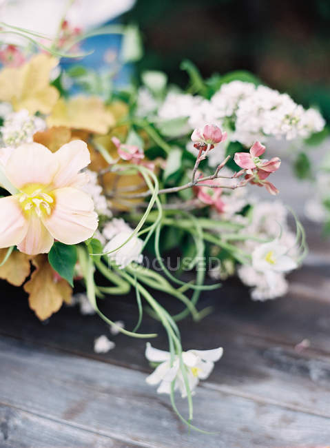Buquê de flores em vaso preto — Fotografia de Stock