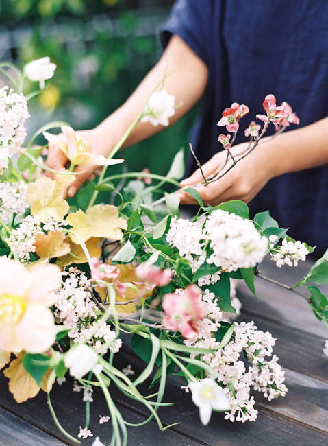 Fioristi mani organizzare fiori in bouquet — Foto stock