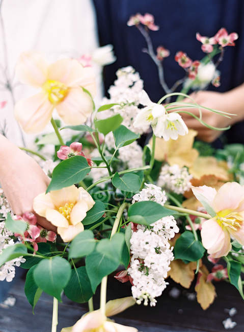 Fleuristes réglage bouquet de fleurs — Photo de stock