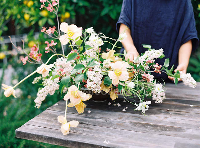 Цветочные ладони, раскладывающие цветы в букете — стоковое фото