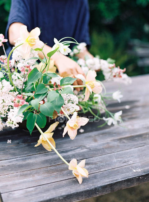 Fioristi mano impostazione bouquet di fiori — Foto stock