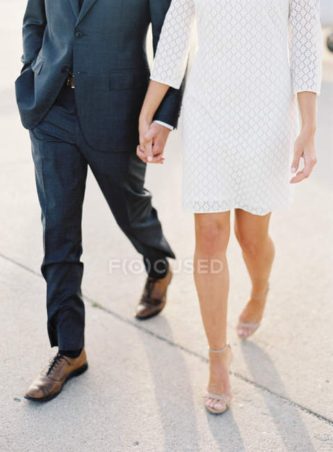 Casal andando de mãos dadas no aeródromo — Fotografia de Stock