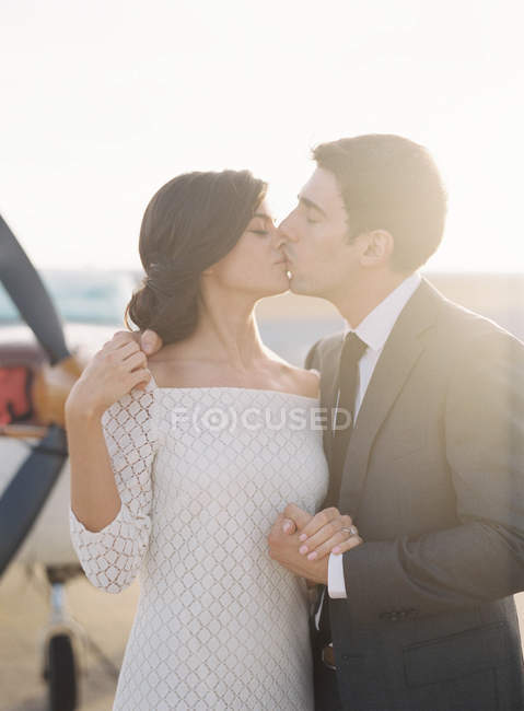 Молодая пара целуется — стоковое фото