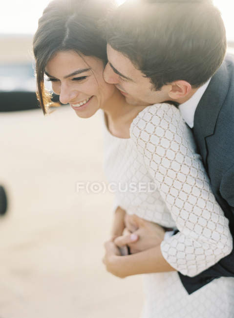 Мужчина обнимает и целует женщину — стоковое фото