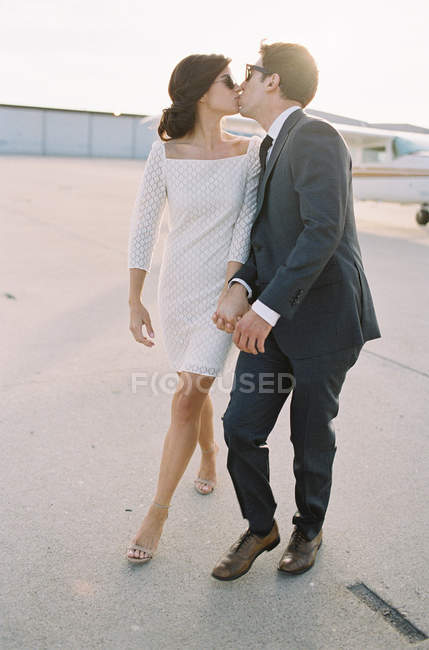 Leidenschaftliches Paar zu Fuß auf Flugplatz — Stockfoto