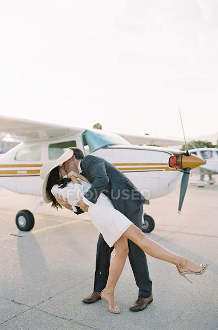 Мужчина держит и целует женщину — стоковое фото