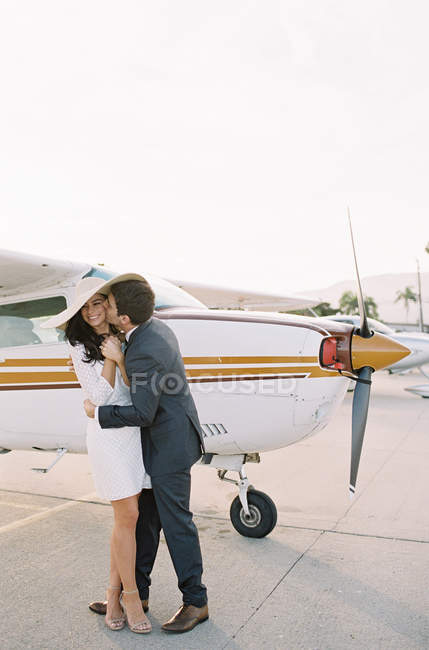 Uomo che tiene e bacia donna — Foto stock