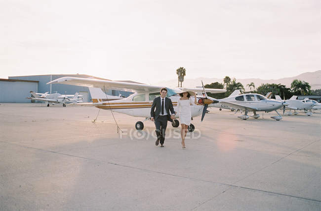 Casal a afastar-se do avião — Fotografia de Stock