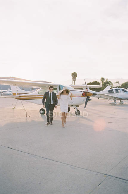 Casal a afastar-se do avião — Fotografia de Stock