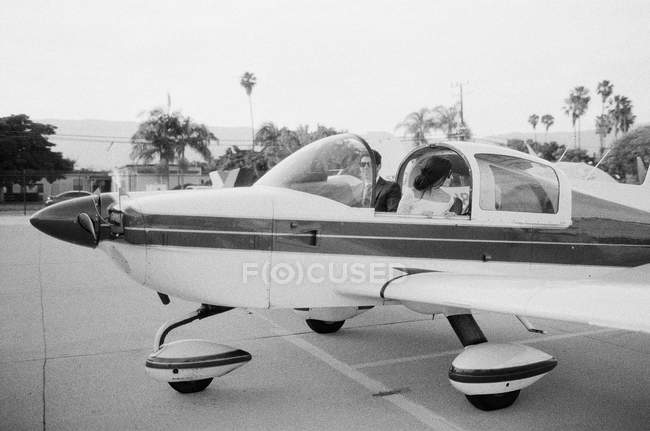 Casal sentado no cockpit avião — Fotografia de Stock