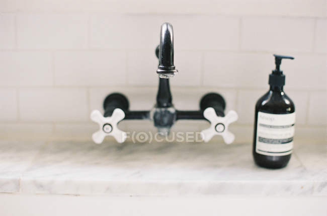 Rubinetto nero con rubinetto bianco — Foto stock
