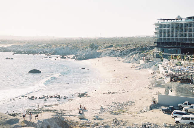 Línea costera con playa de arena - foto de stock