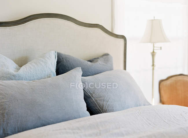 Большая кровать с подушками — стоковое фото