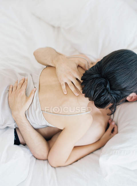 Junges Paar umarmt sich leidenschaftlich — Stockfoto