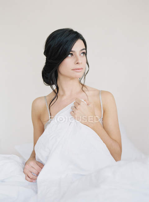 Semi-vestida mulher puxando cobertor — Fotografia de Stock