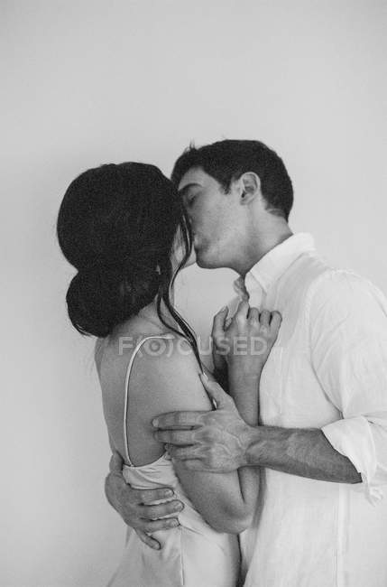 Beau couple câlins et baisers — Photo de stock