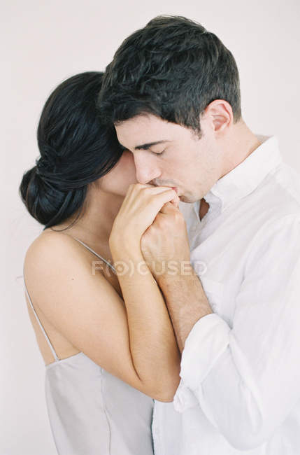 Hombre besar mujer mano - foto de stock