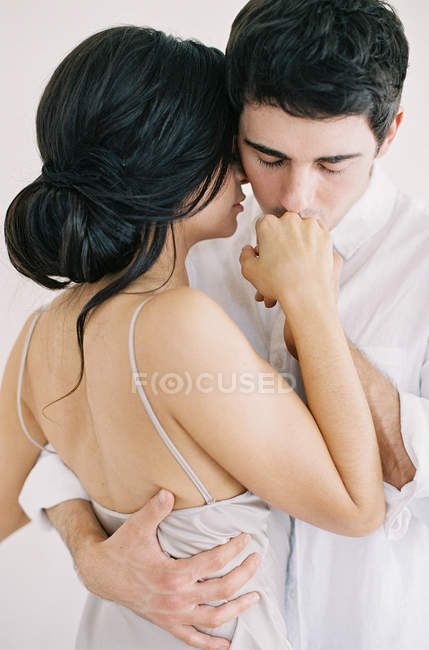 Hombre besar mujer mano - foto de stock