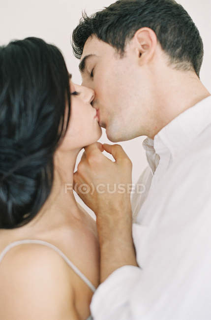 Молода пара цілується — стокове фото