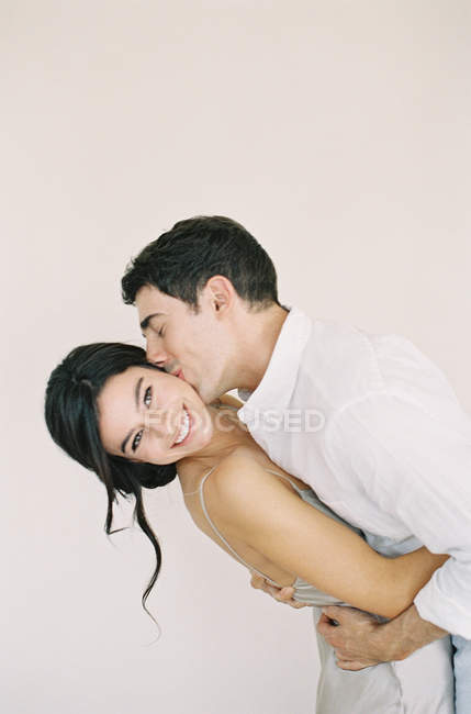 Man hugging and kissing woman — Stock Photo