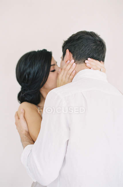 Молодая пара обнимается и целуется — стоковое фото