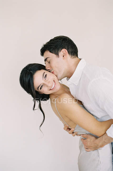 Homem abraçando e beijando mulher — Fotografia de Stock