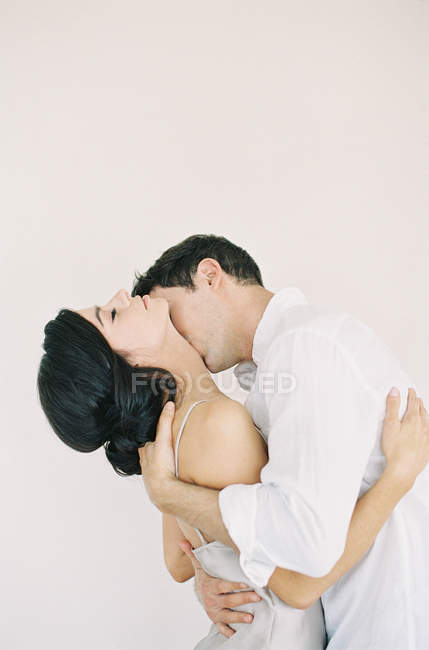 Чоловік приймає і цілує жінку — стокове фото