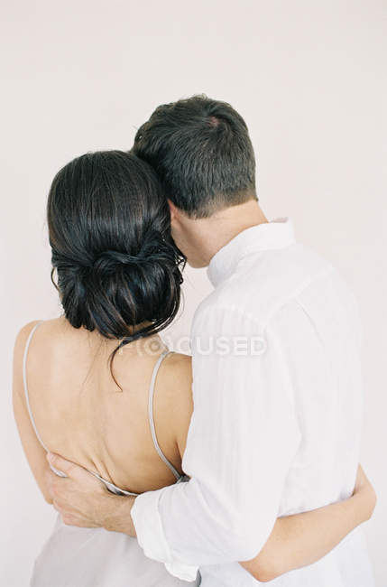 Casal abraçando e de pé cabeça a cabeça — Fotografia de Stock
