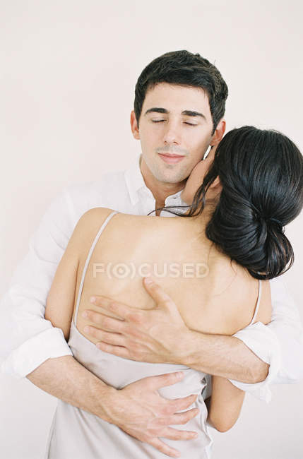 Homem abraçando e abraçando mulher — Fotografia de Stock
