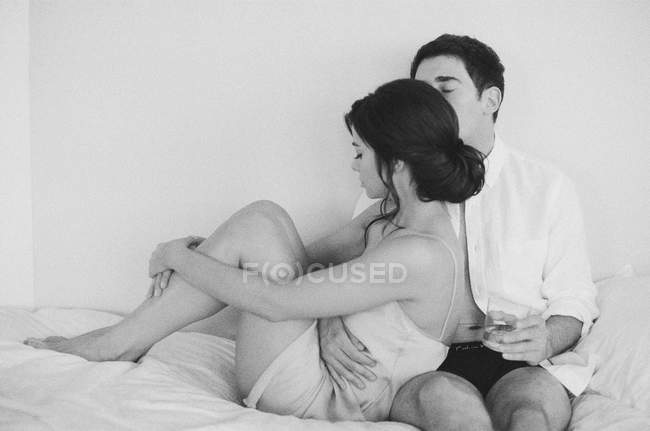 Giovane coppia che abbraccia a letto — Foto stock