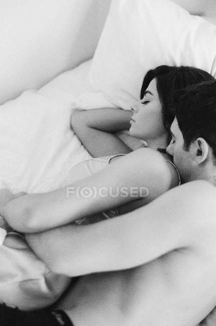 Jovem casal abraçando enquanto dorme — Fotografia de Stock