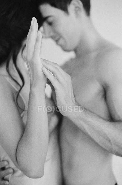 Casal abraçando e tocando as mãos — Fotografia de Stock