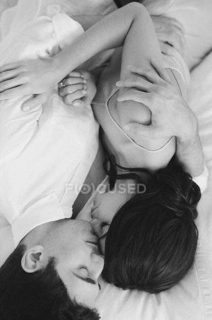 Uomo e donna che si abbracciano mentre dormono — Foto stock