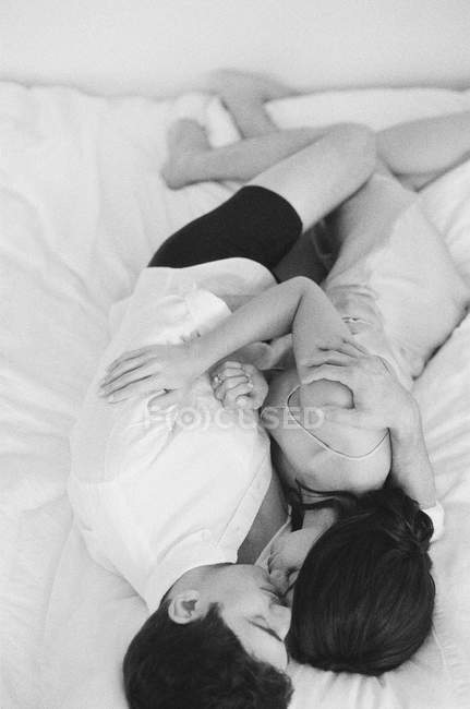Giovane coppia che si abbraccia mentre dorme — Foto stock