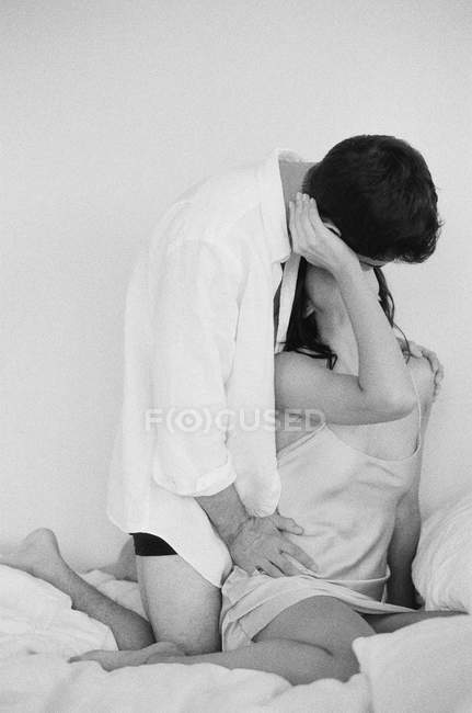 Homme embrassant et embrassant femme — Photo de stock