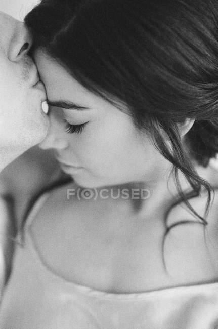 Mann küsst Frau auf die Stirn — Stockfoto