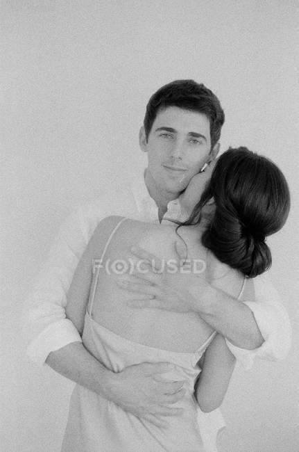 Мужчина обнимает женщину — стоковое фото