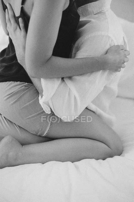 Giovane coppia coccole a letto — Foto stock