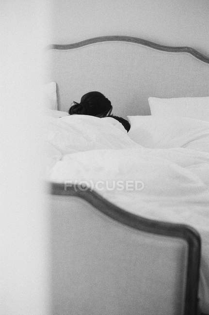 Giovane coppia sdraiata a letto — Foto stock
