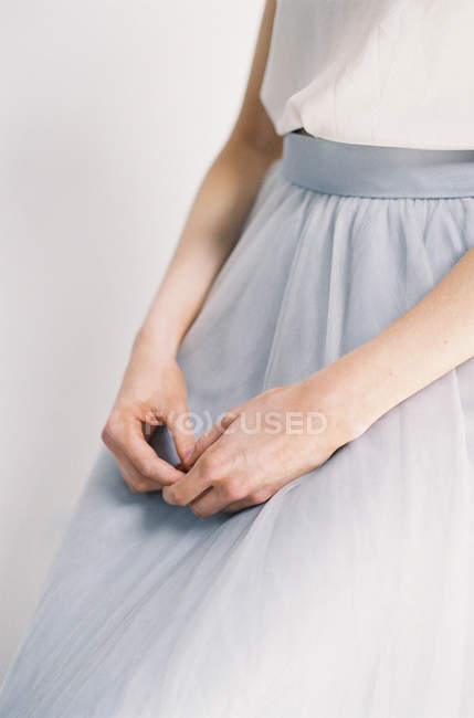 Frau im Tüllkleid mit gekreuzten Händen — Stockfoto