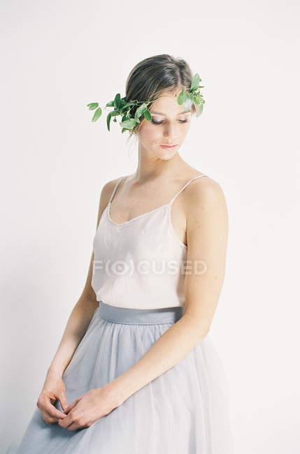 Mulher em vestido de tule e coroa floral — Fotografia de Stock