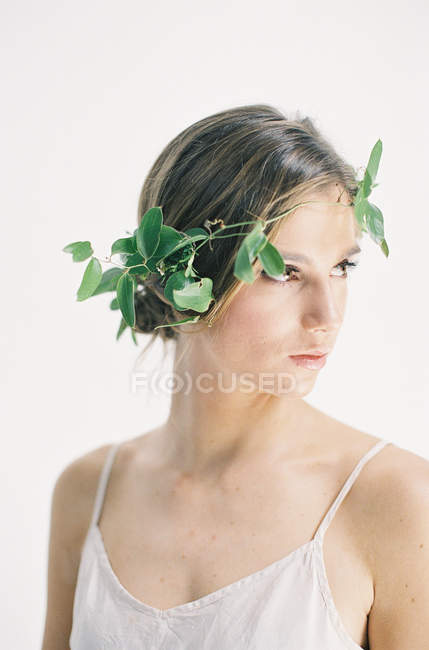 Femme en couronne florale regardant loin — Photo de stock