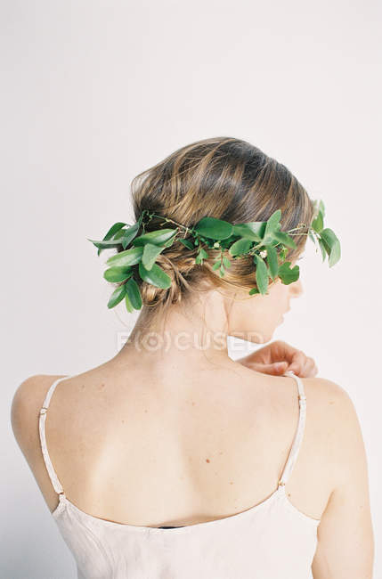 Mulher com elegante decoração de cabelo floral — Fotografia de Stock